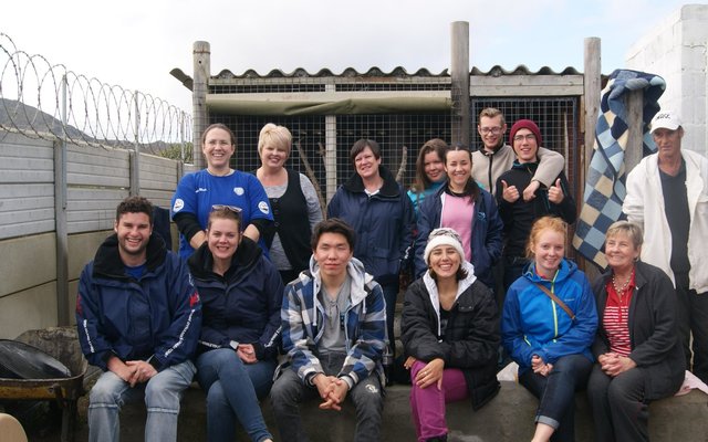 Die Internasionale Marine Volunteers Groep se Mandeladag-inisiatief was om BARC by te staan. Op die foto is die groep hardwerkendes saam met 4 Marine Dynamics-lede, met Annalie Jonker voor regs en Gavin Hughes agter haar van BARC.